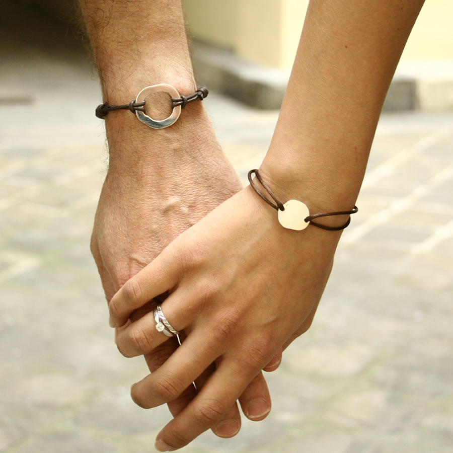 Tampil serasi dengan gelang couple handmade ini